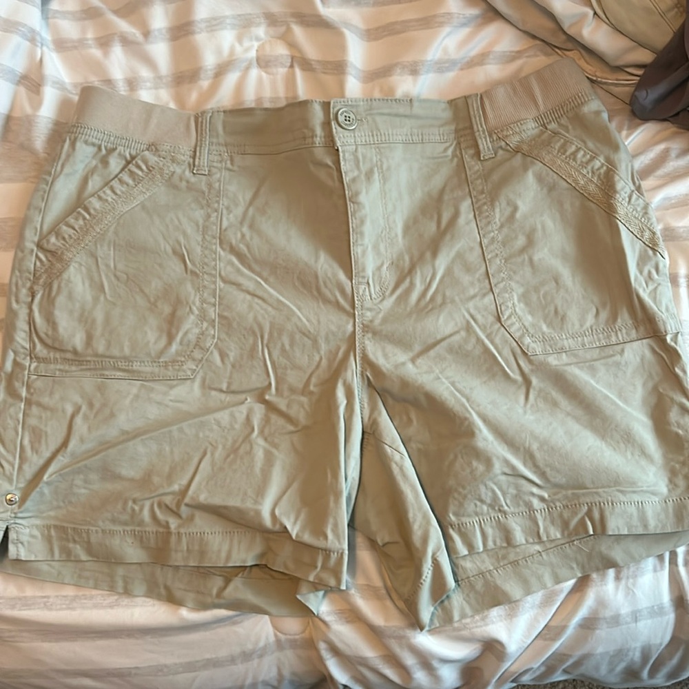 Khaki stretchy shorts